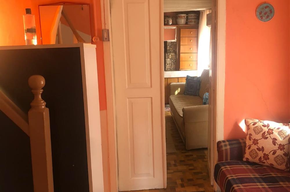 C21 BAL’DAN AYVALIK’TA SATILIK 3 KATLI RUM EVİ 