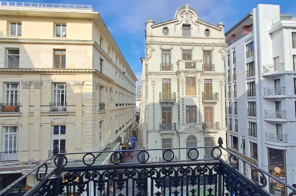 İSTİKLAL CADDESİ ÜZERİNDE TARİHİ BİNADA TOPLAM 3KAT KİRALIK OFİS