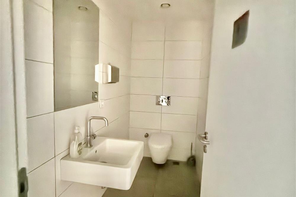 İSTİKLAL CADDESİ ÜZERİNDE TARİHİ BİNADA TOPLAM 3KAT KİRALIK OFİS