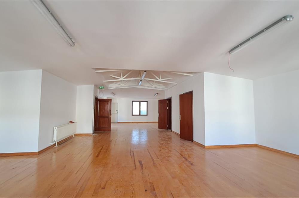 İSTİKLAL CADDESİ ÜZERİNDE TARİHİ BİNADA TOPLAM 3KAT KİRALIK OFİS