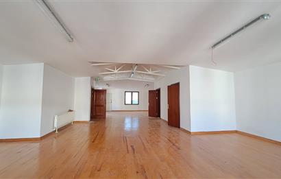 İSTİKLAL CADDESİ ÜZERİNDE TARİHİ BİNADA TOPLAM 3KAT KİRALIK OFİS