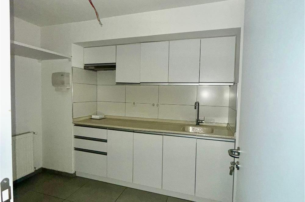 İSTİKLAL CADDESİ ÜZERİNDE TARİHİ BİNADA TOPLAM 3KAT KİRALIK OFİS