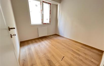 KÜÇÜKYALI'DA 0 BİNADA K.OTOPARKLI BAHÇE KULLANIMLI 2+1