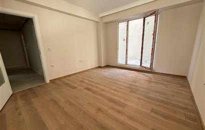 KÜÇÜKYALI'DA 0 BİNADA K.OTOPARKLI BAHÇE KULLANIMLI 2+1