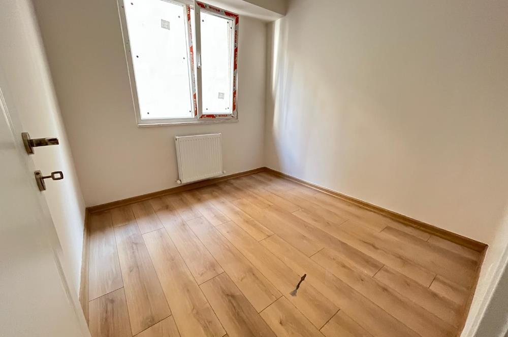 KÜÇÜKYALI'DA 0 BİNADA K.OTOPARKLI BAHÇE KULLANIMLI 2+1