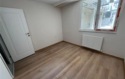 KÜÇÜKYALI'DA 0 BİNADA K.OTOPARKLI BAHÇE KULLANIMLI 2+1