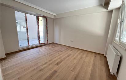 KÜÇÜKYALI'DA 0 BİNADA K.OTOPARKLI BAHÇE KULLANIMLI 2+1