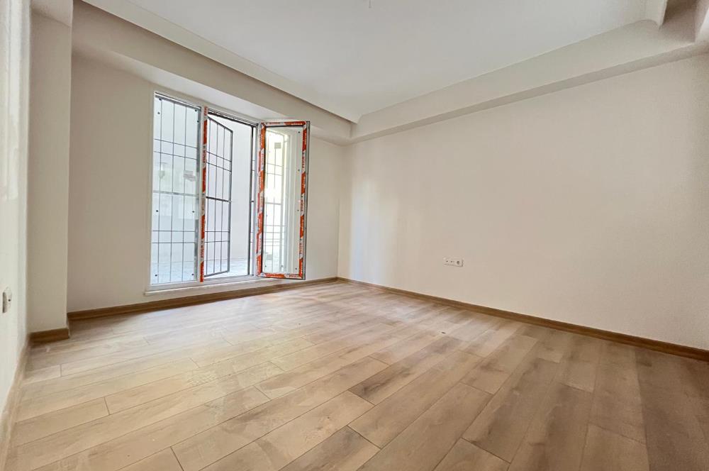 KÜÇÜKYALI'DA 0 BİNADA K.OTOPARKLI BAHÇE KULLANIMLI 2+1