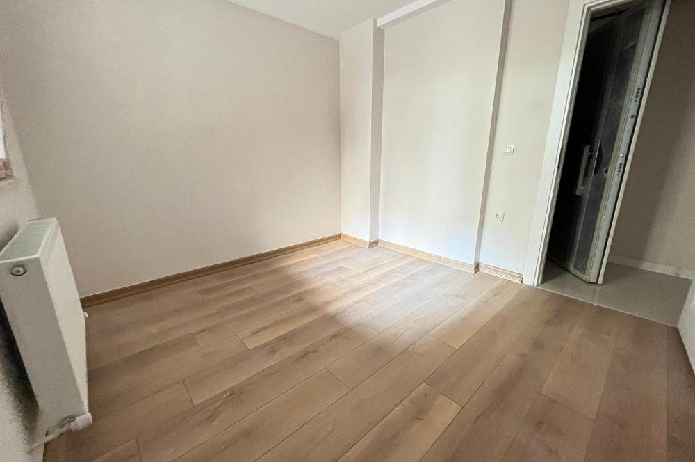 KÜÇÜKYALI'DA 0 BİNADA K.OTOPARKLI BAHÇE KULLANIMLI 2+1