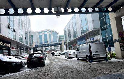 İSTOÇ'TA MERKEZİ LOKASYONDA GENİŞ SATILIK GALERİ