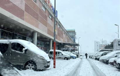 İSTOÇ'TA MERKEZİ LOKASYONDA GENİŞ SATILIK GALERİ