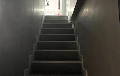 İSTOÇ'TA MERKEZİ LOKASYONDA GENİŞ SATILIK GALERİ