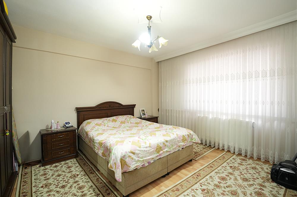 Cumartesi Pazarı Civarı Merkezi Konum Satılık 3+1 Ara kat Daire