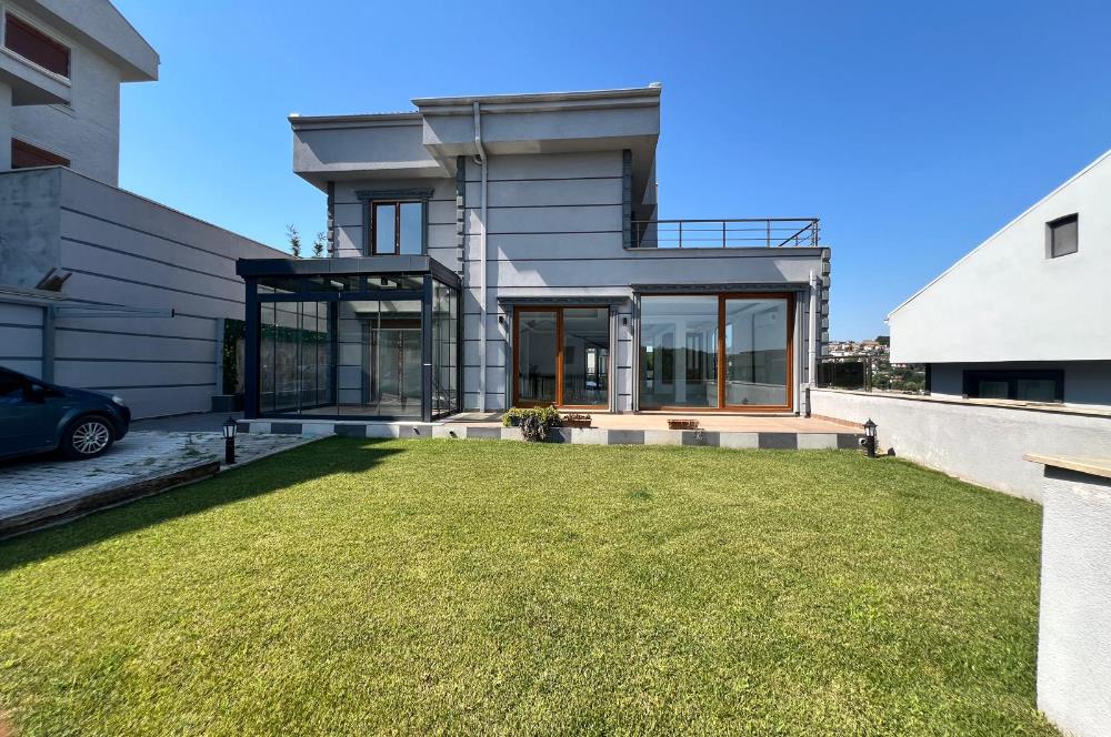Uskumruköy'de Site İçinde, Şerefiyesi Yüksek, 4+2 Kiralık Villa