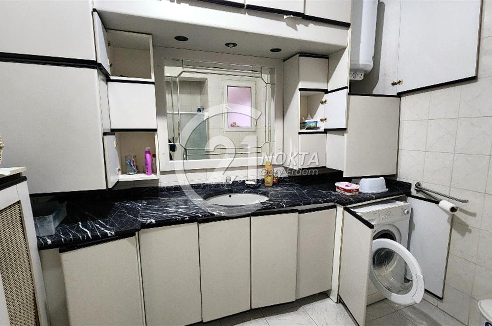 ŞİŞLİ SIRACEVİZLERDE BAKIMLI BİNADA KATTA TEK 4+1 180 m2