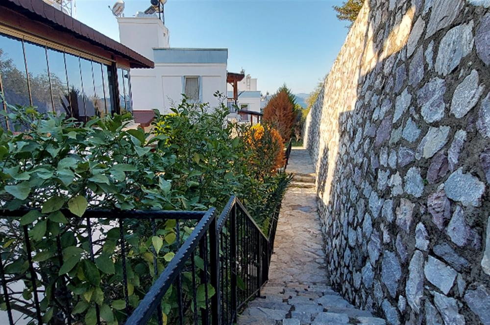 Bodrum-Adabükü özel plajlı,deniz manzaralı satılık üst dubleks daire
