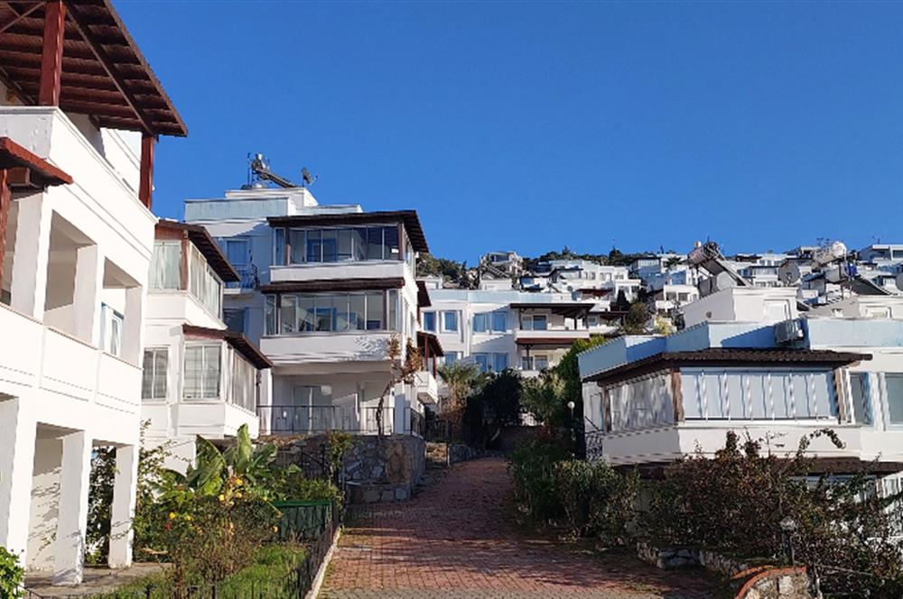 Bodrum-Adabükü özel plajlı,deniz manzaralı satılık üst dubleks daire