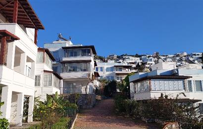 Bodrum-Adabükü özel plajlı,deniz manzaralı satılık üst dubleks daire