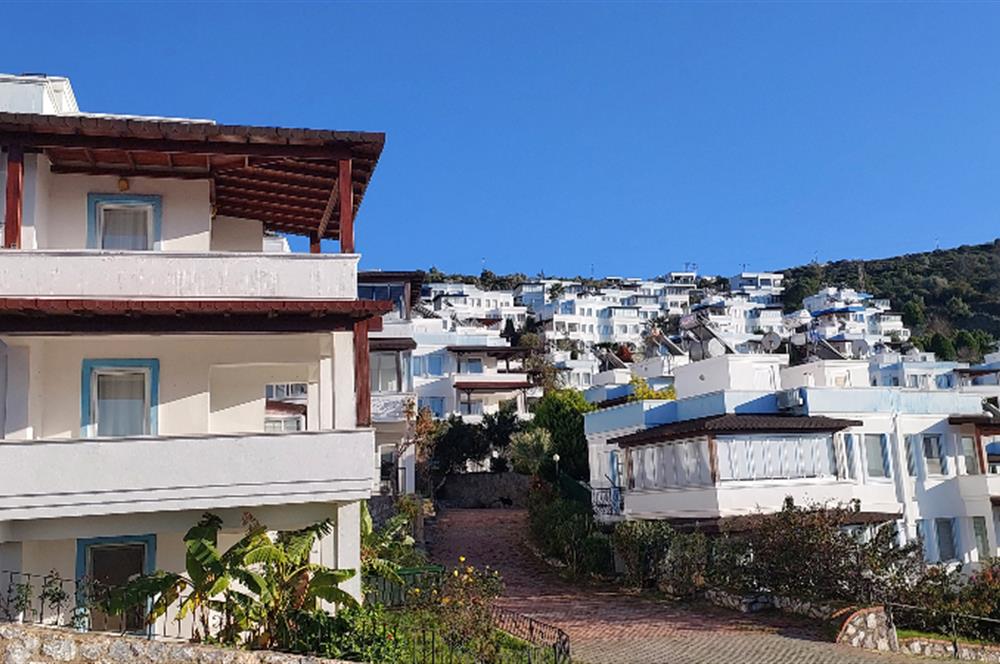 Bodrum-Adabükü özel plajlı,deniz manzaralı satılık üst dubleks daire