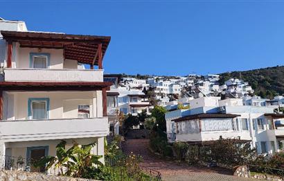 Bodrum-Adabükü özel plajlı,deniz manzaralı satılık üst dubleks daire