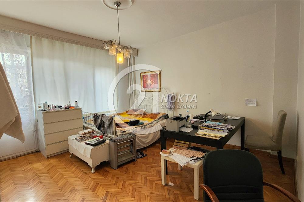 ŞİŞLİ SIRACEVİZLERDE BAKIMLI BİNADA KATTA TEK 4+1 180 m2