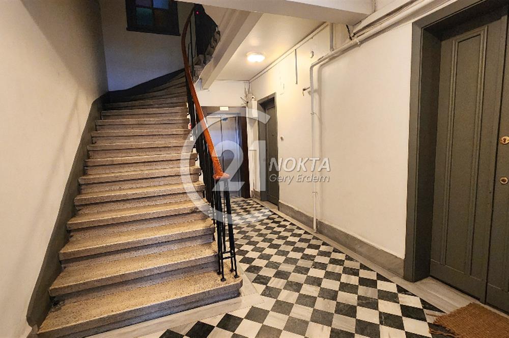 ŞİŞLİ SIRACEVİZLERDE BAKIMLI BİNADA KATTA TEK 4+1 180 m2