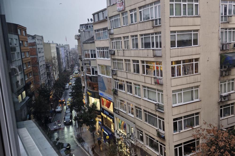 NİŞANTAŞI RUMELİ CADDESİNDE MODERNİZE EDİLMİŞGENİŞ VE KEYİFLİ 2+1