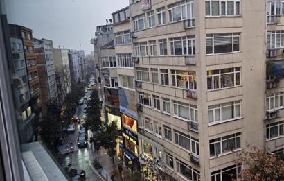 NİŞANTAŞI RUMELİ CADDESİNDE MODERNİZE EDİLMİŞGENİŞ VE KEYİFLİ 2+1