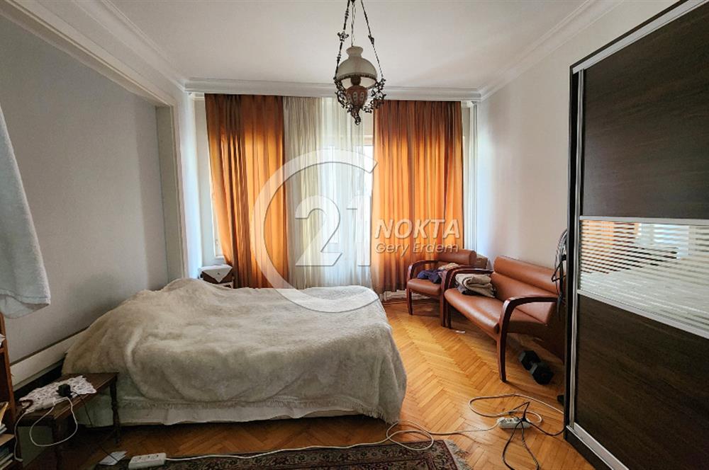 ŞİŞLİ SIRACEVİZLERDE BAKIMLI BİNADA KATTA TEK 4+1 180 m2