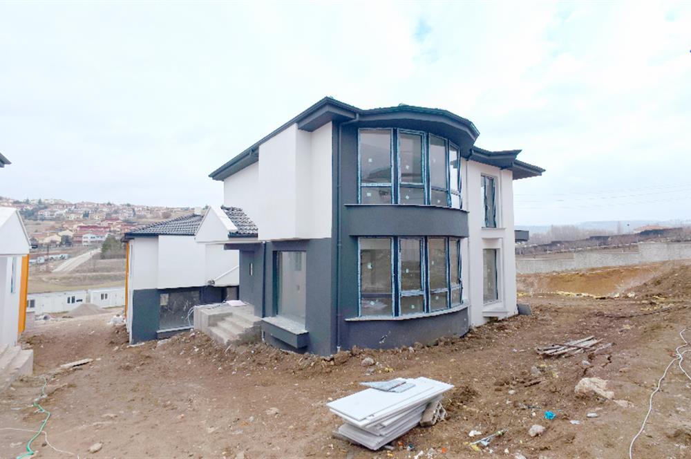 DODURGA'DA İLERİ NATAMAM TESLİM GENİŞ BAHÇELİ SATILIK VİLLA