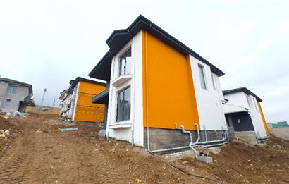 DODURGA'DA İLERİ NATAMAM TESLİM GENİŞ BAHÇELİ SATILIK VİLLA