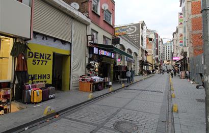 FATİH NİŞANCA’DA HAREKETLİ ASYA SOKAK’TA 5,20 M VİTRİNLİ KİRALIK DÜKKAN | 90 M²