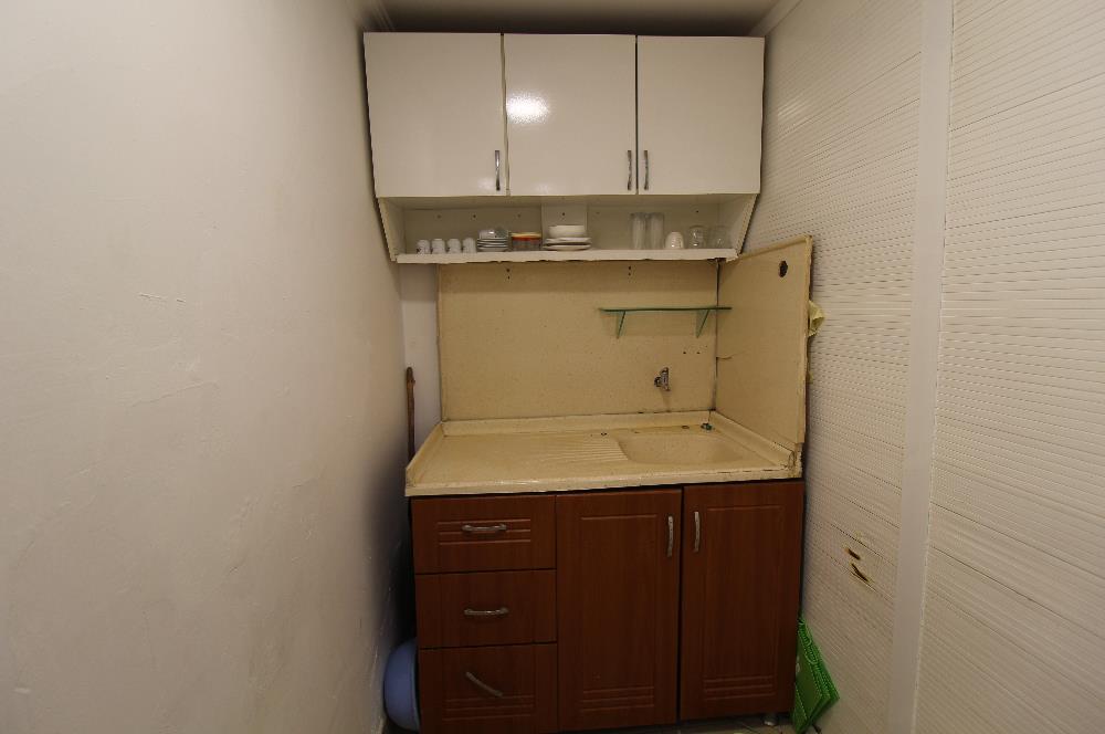 FATİH NİŞANCA’DA HAREKETLİ ASYA SOKAK’TA 5,20 M VİTRİNLİ KİRALIK DÜKKAN | 90 M²