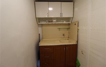 FATİH NİŞANCA’DA HAREKETLİ ASYA SOKAK’TA 5,20 M VİTRİNLİ KİRALIK DÜKKAN | 90 M²