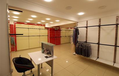 FATİH NİŞANCA’DA HAREKETLİ ASYA SOKAK’TA 5,20 M VİTRİNLİ KİRALIK DÜKKAN | 90 M²