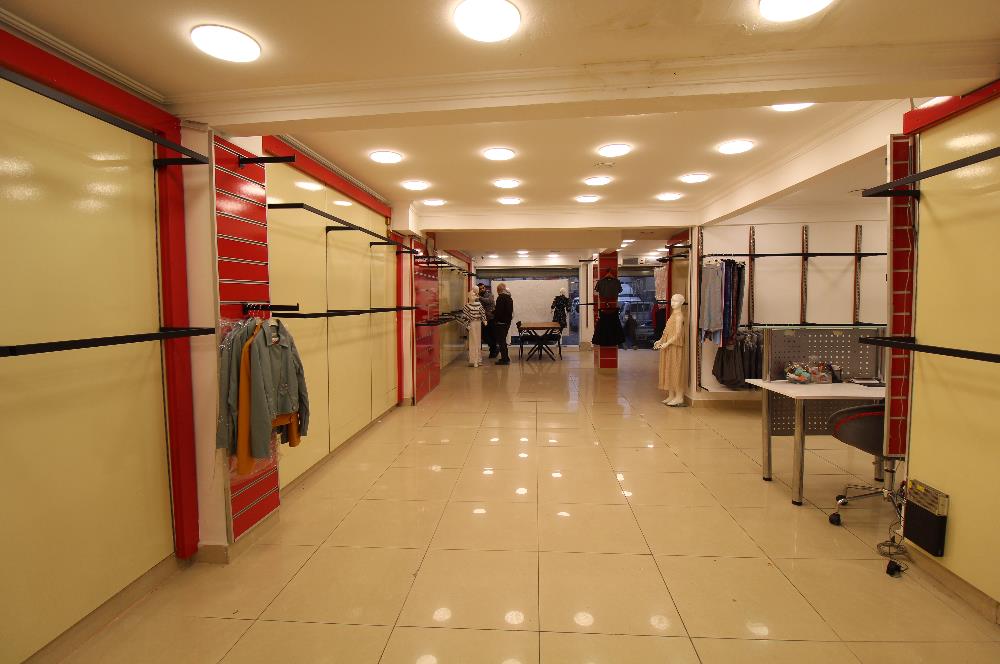 FATİH NİŞANCA’DA HAREKETLİ ASYA SOKAK’TA 5,20 M VİTRİNLİ KİRALIK DÜKKAN | 90 M²