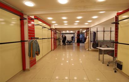 FATİH NİŞANCA’DA HAREKETLİ ASYA SOKAK’TA 5,20 M VİTRİNLİ KİRALIK DÜKKAN | 90 M²