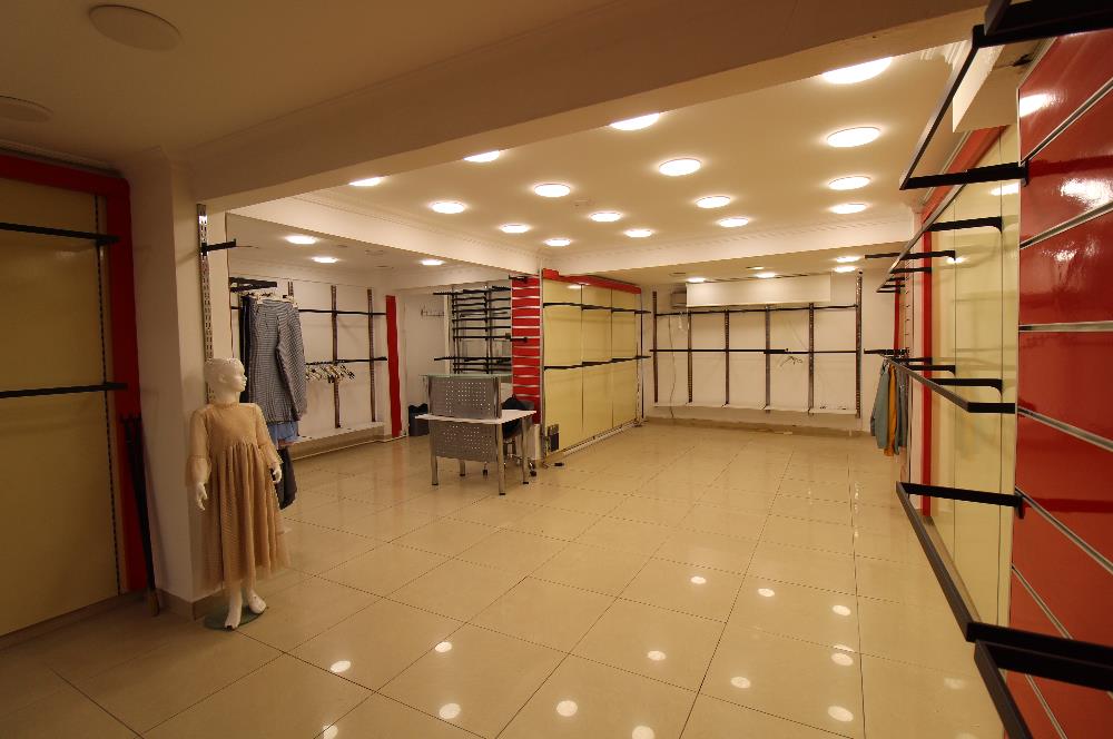 FATİH NİŞANCA’DA HAREKETLİ ASYA SOKAK’TA 5,20 M VİTRİNLİ KİRALIK DÜKKAN | 90 M²