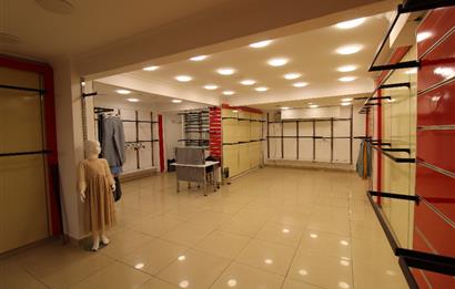 FATİH NİŞANCA’DA HAREKETLİ ASYA SOKAK’TA 5,20 M VİTRİNLİ KİRALIK DÜKKAN | 90 M²