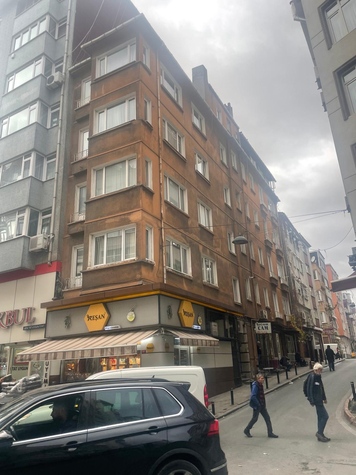 ŞİŞLİ KURTULUŞ CADDESİNDE KÖŞE VE ÇİFT CEPHELİ BİNA