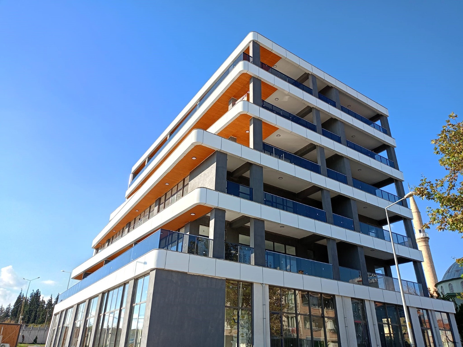 Century 21 Bal'dan Balıkesir'in En Prestijli Ticari lokasyonunda Yüksek Tavanlı Geniş Cepheli Depolu Satılık Dükkan 
