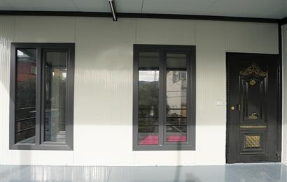 C21 Cius; Kumsaz’da Bahçeli–Teraslı Yazlık Prefabrik Ev