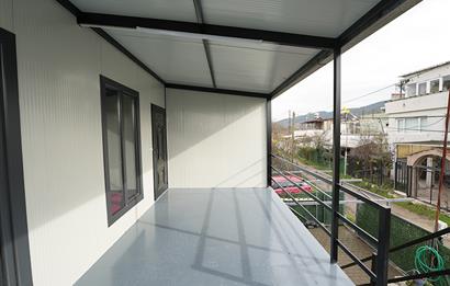 C21 Cius; Kumsaz’da Bahçeli–Teraslı Yazlık Prefabrik Ev