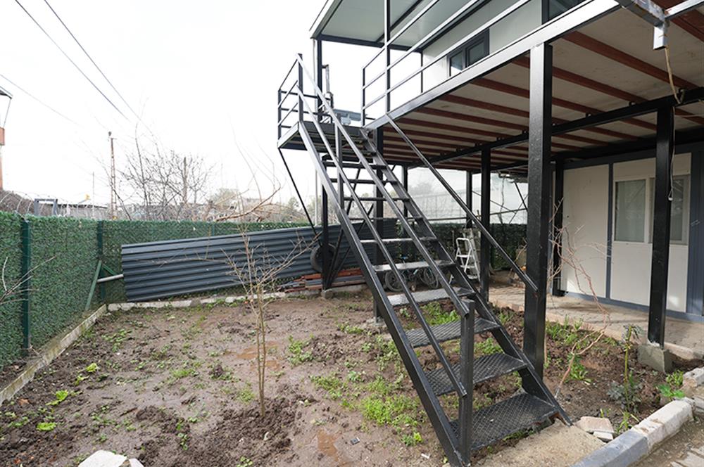 C21 Cius; Kumsaz’da Bahçeli–Teraslı Yazlık Prefabrik Ev