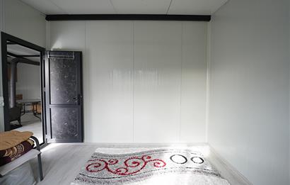 C21 Cius; Kumsaz’da Bahçeli–Teraslı Yazlık Prefabrik Ev