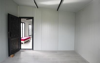 C21 Cius; Kumsaz’da Bahçeli–Teraslı Yazlık Prefabrik Ev