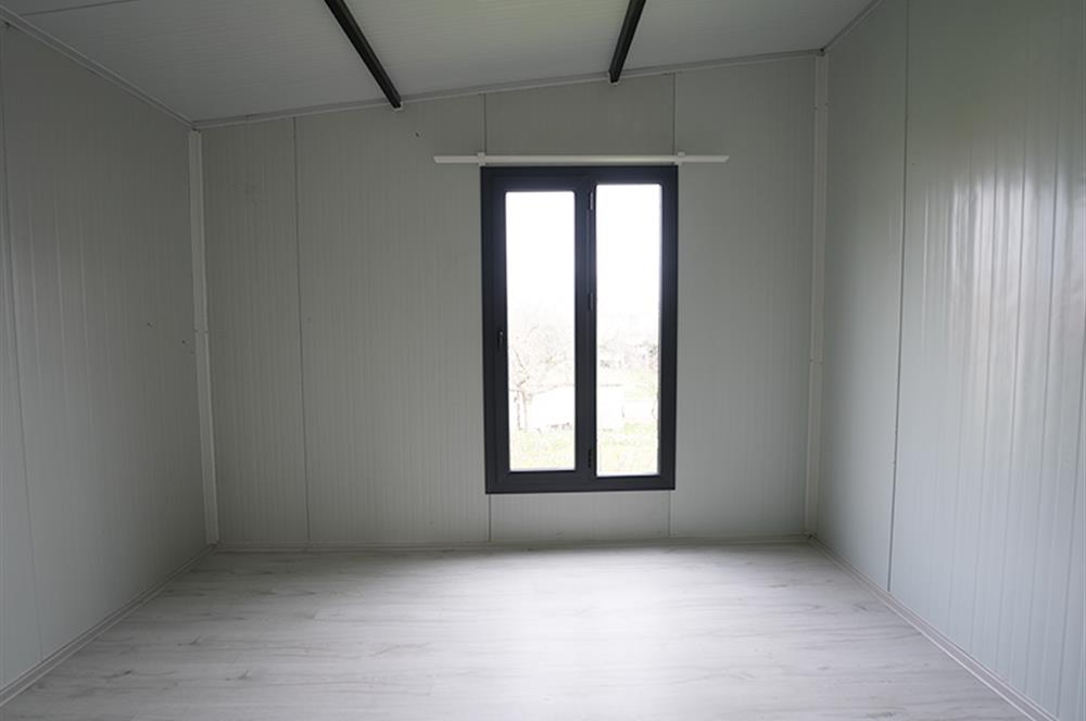 C21 Cius; Kumsaz’da Bahçeli–Teraslı Yazlık Prefabrik Ev