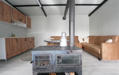 C21 Cius; Kumsaz’da Bahçeli–Teraslı Yazlık Prefabrik Ev