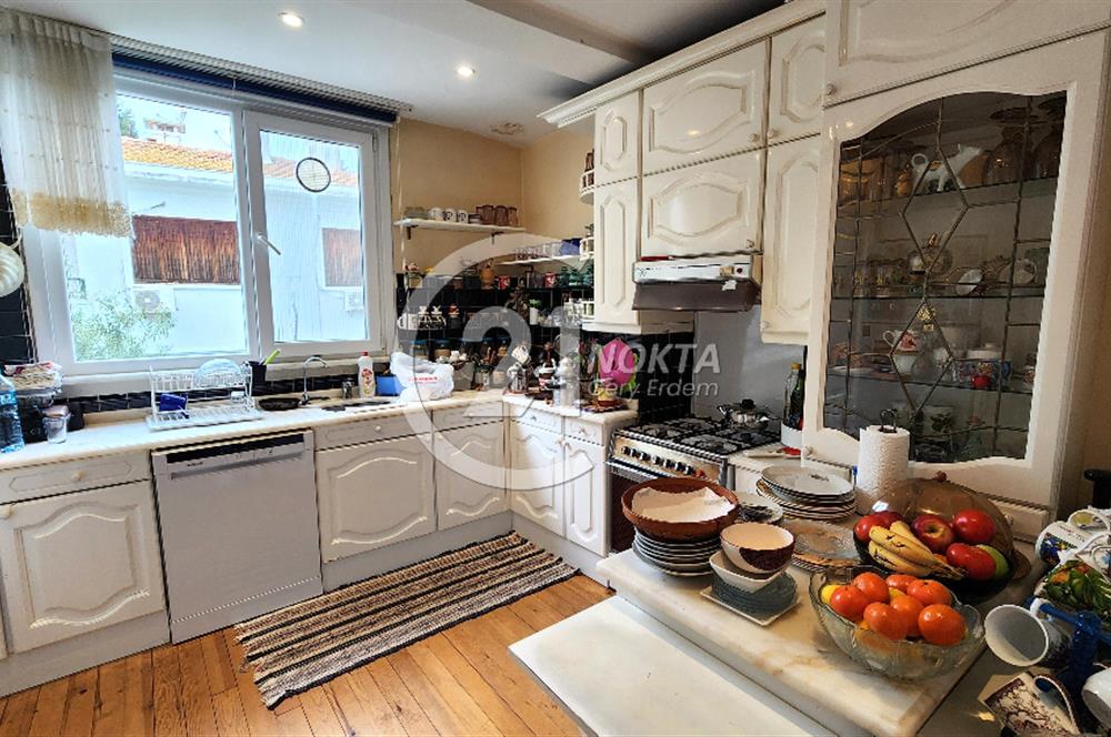 Büyükada Madende deniz manzaralı rıhtımda iskeleli Yalı dairesi