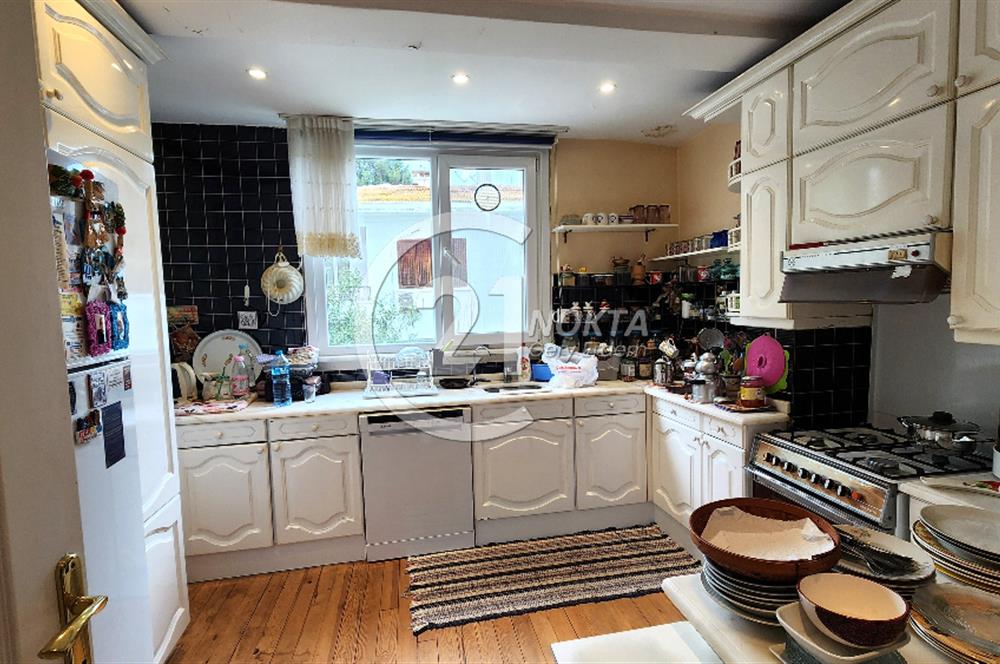 Büyükada Madende deniz manzaralı rıhtımda iskeleli Yalı dairesi